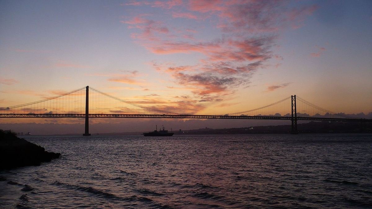 Sunset over the 25 de Abril bridge, Lisbon